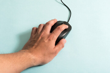 Mano sobre mouse