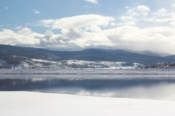 Fototapeta na wymiar Colorado lake in the winter
