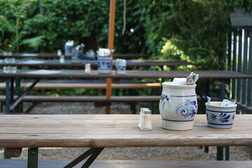 Rustikale alte Tische und Bänke im Sommer bei Sonnenschein im Garten einer Apfelwein Gaststätte...