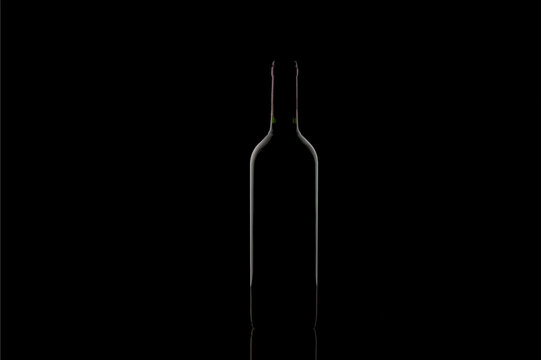 contorno de botella de vino en fondo negro