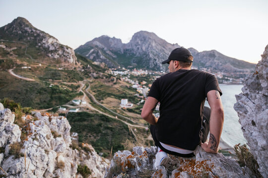 Un hombre excursionista mirando el atardecer junto a la frontera de Benz&uacute;