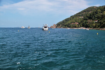La corniche d'or sur les bords de la Méditerranée.