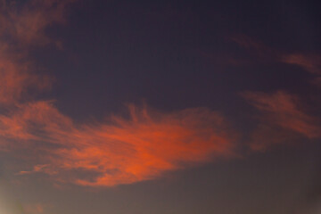 Céu ao entardecer, colorido com nuvens.