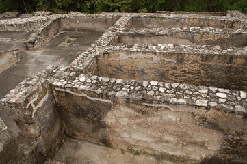 Muros de piedra de habitaciones dentro  de un monumento prehispánico - obrazy, fototapety, plakaty