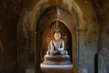 Eine Buddha-Statue in einem Tempel der Welterbestätte von Bagan in Myanmar