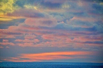 Sonnenaufgang über dem Ozean