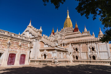 Fototapeta premium Der atemberaubende und restaurierte Ananda-Tempel in der Welterbestätte Bagan in Myanmar