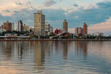 Fototapeta na wymiar Paisaje urbano de la ciudad y su rio lago mar