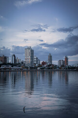 Obraz premium Paisaje urbano de la ciudad y su rio lago mar