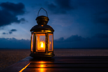 lanterne sur la plage la nuit