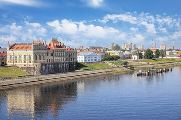 Fototapeta na wymiar View of the embankment of the city of Rybinsk