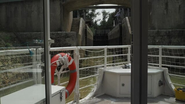 Tourist boat arriving at a lock on the Baise river in condom 4K
