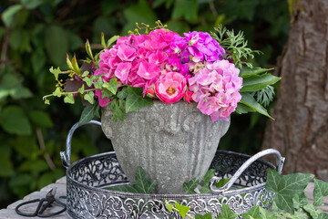 romantischer Blumenstrauß mit pink Rose und Hortensien in vintage Vase