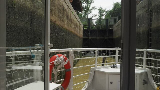 Tourist boat arriving at a lock on the Baise river in condom 4K
