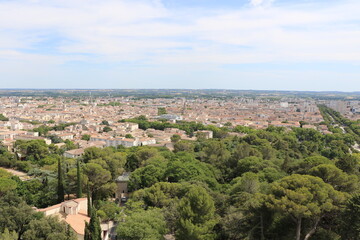 Fototapeta na wymiar Vue panoramique de la ville de Nîmes depuis la Tour Magne