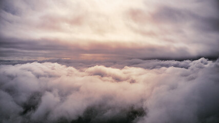 Fototapeta na wymiar Atardecer sobre las nubes 