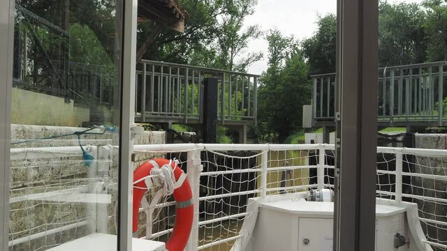 Tourist boat arriving at a lock on the Baise river in condom 4K
