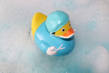 Quietscheentchen im Badeschaum. Swimming duck.
