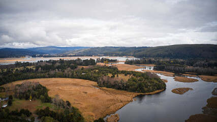 Humedal del sector de Niebla y Torobayo, este sector tiene juncos donde habitan cisnes de cuello negro y garzas.