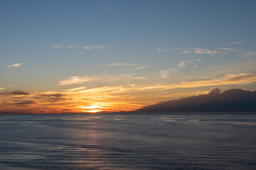 Fototapeta na wymiar Beautiful sunset sky over the calm, peaceful ocean. 