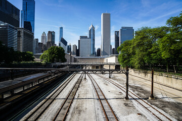 Fototapeta na wymiar train tracks leading into chicago skyline with many buildings in background