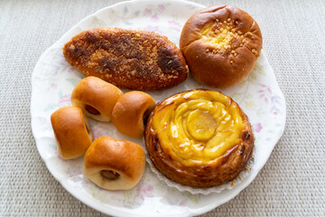 惣菜パンの盛り合わせ