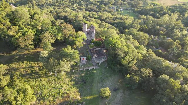 Castillo Echauri ubicado en Paraguay Latinoamerica, escondido entre el bosque
