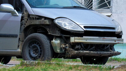 Obraz premium A car with a broken bumper