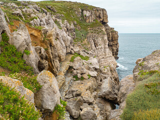 Vistas de los acantilados en el Mar en la Punta de los Dichosos de Suances, Cantabria, en el verano de 2020, España.