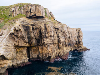 Fototapeta na wymiar Vistas de los acantilados en el Mar en la Punta de los Dichosos de Suances, Cantabria, en el verano de 2020, España.