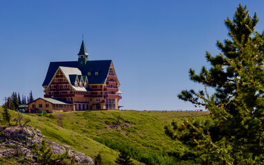 Obraz premium Scenic view of prince of wales hotel at Waterton National park in Alberta.
