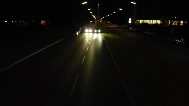 Autos bei Nacht Drohne