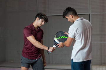  a young monitor teaching a student in a paddle tennis class ©  Yistocking