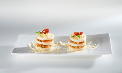 Bruschetta de palmito Pupunha com prato na horizontal isolada em fundo branco