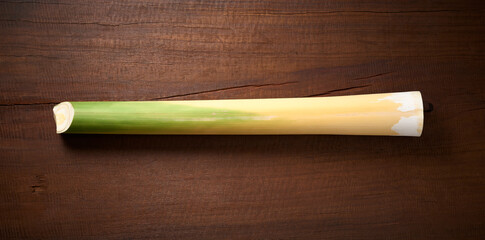 Caule de palmito Pupunha in natura isolado em fundo de madeira © Dionisio