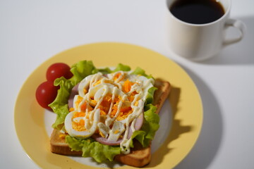 ゆで卵を乗せたトーストとコーヒー　朝食