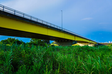 河川敷に架かる橋と空模様