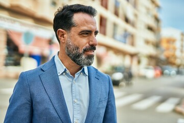 Obraz premium Middle age businessman smiling happy standing at the city.