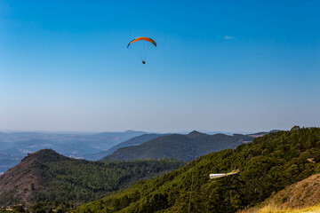 Fototapeta na wymiar paragliding flying over mountains of the city of Poços de Caldas, Brazil