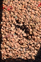 street photography, fotografia callejera, edificios de una ciudad llenos, camino de calles llenos de gente, edificios con ventanas cielos azules y trabajadores caminando.