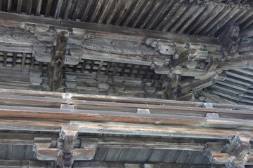 古い社寺建築の一部分(庇、肘木)