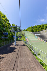 コロナ禍で閑散とした大倉山ジャンプ競技場と無人のリフト