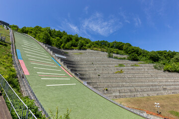 コロナ禍で閑散とした大倉山ジャンプ競技場と無人のリフト