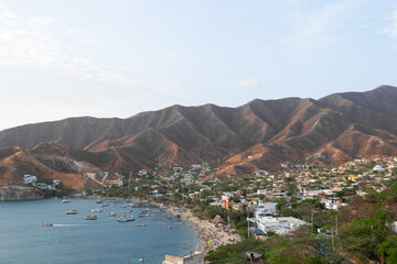 street photography  playas llenos de personas camino de calles llenos de gente mar calmo atardeceres cielos azules y trabajadores caminando colombia caribe colombiano, taganga santa marta