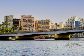 Sol, rio, pontes