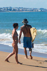 En uruguay en punta del este hay playas calidas con arenas increibles muchos atadeceres y gente que es feliz por el calor con su mano emblematica gigante atardeceres