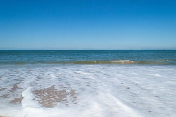 En uruguay en punta del este hay playas calidas con arenas increibles muchos atadeceres y gente que...