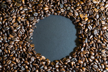 granos de cafe con fondo negro