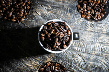 taza llena de granos de cafe © juancmc01