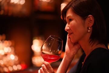 バーでお酒を飲む女性